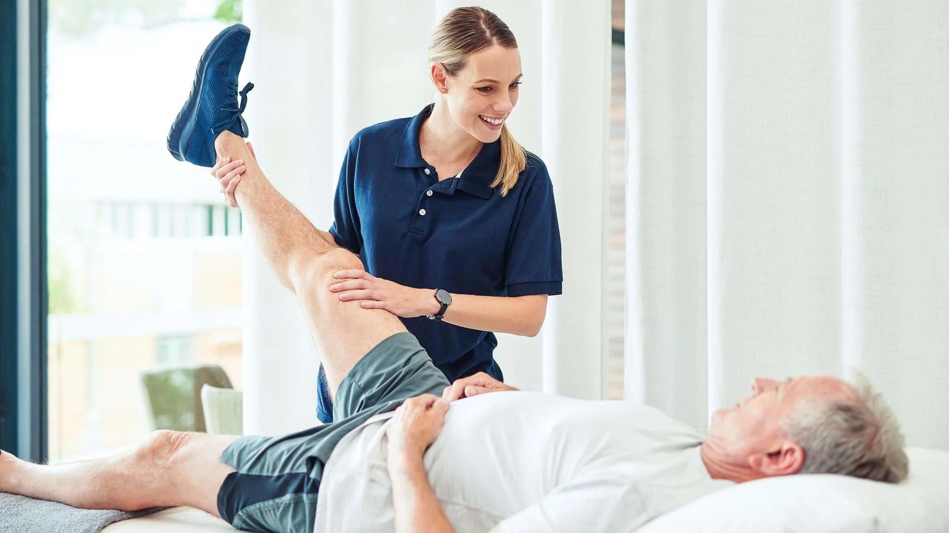 Physiotherapeutin behandelt einen Patienten im Anpassungslehrgang Physiotherapie., Bild öffnen