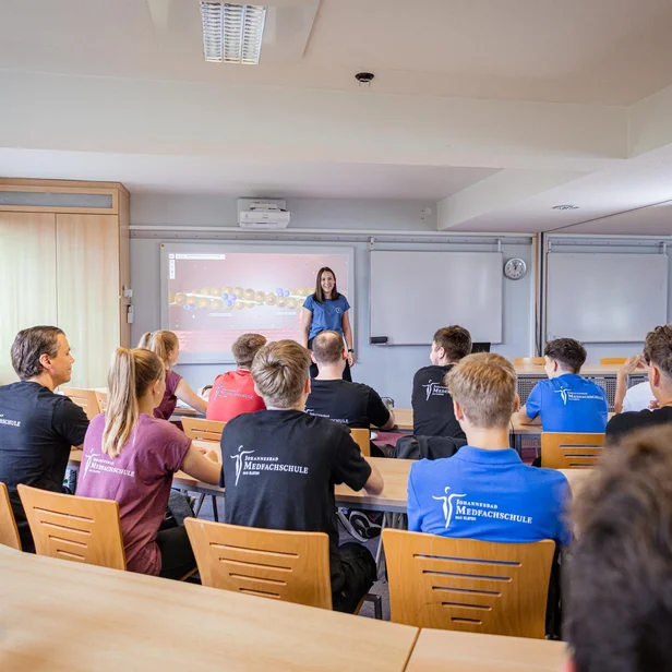 Studierende im dualen Studium Therapie- und Pflegewissenschaften besuchen eine Vorlesung und verbinden fundierte Theorie mit praxisnaher Ausbildung. Studierende im dualen Studium Therapie- und Pflegewissenschaften besuchen eine Vorlesung und verbinden fundierte Theorie mit praxisnaher Ausbildung.