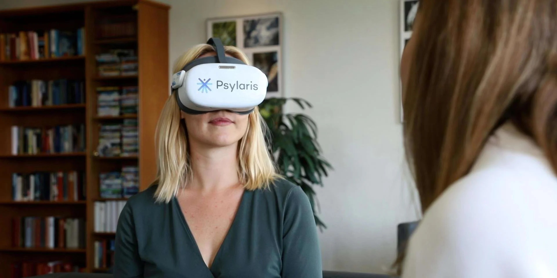 Patientin Johannesbad Fachklinik Hochsauerland mit VR-Brille Patientin Johannesbad Fachklinik Hochsauerland mit VR-Brille