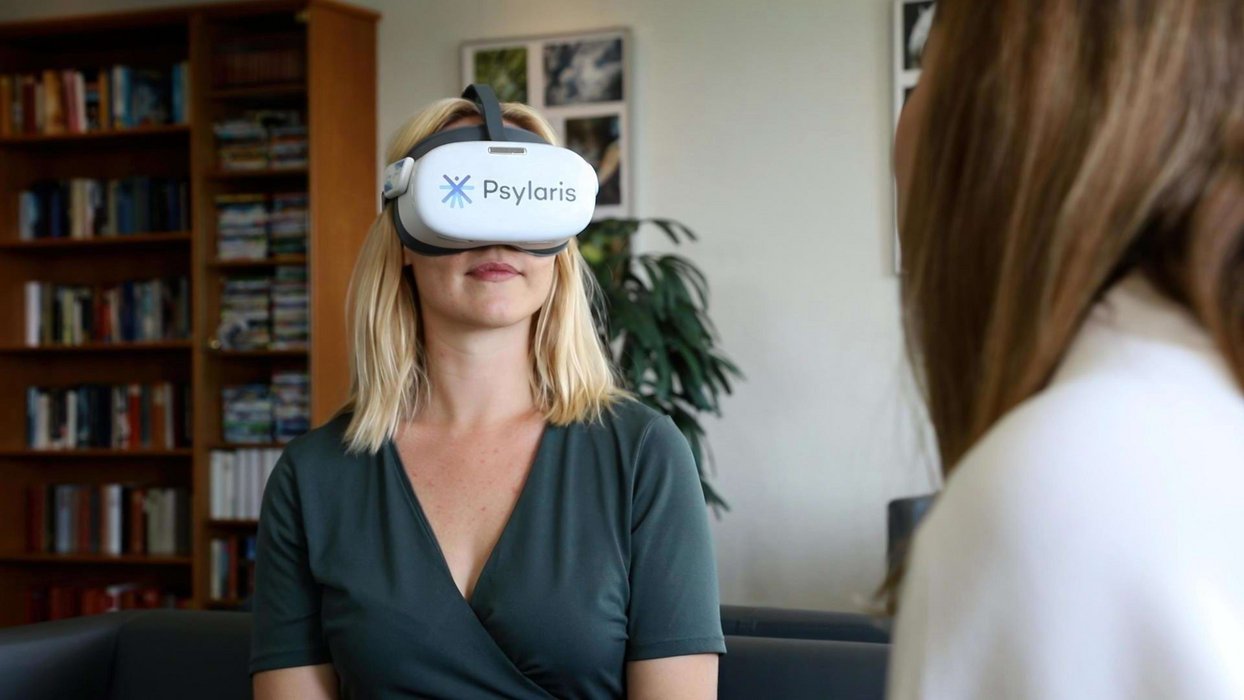 Patientin Johannesbad Fachklinik Hochsauerland mit VR-Brille