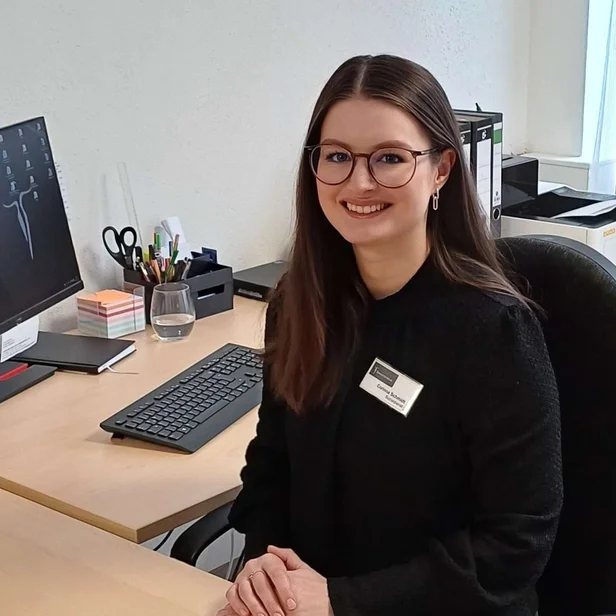 Corinna Schmidt sitzt in ihrem Büro in Furth im Wald.