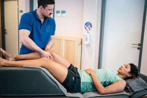 Schüler führt eine Lymphdrainage bei einer Patientin durch. Schüler führt eine Lymphdrainage bei einer Patientin durch.