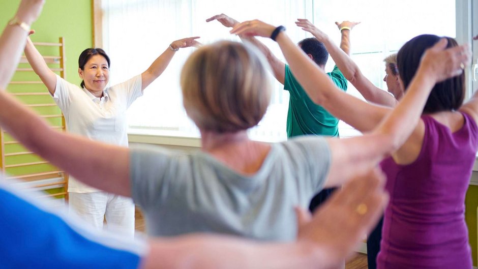 Qigong Kurs in der Johannesbad Fachklinik Saarschleife mit der Dozentin und den Teilnehmern Qigong Kurs in der Johannesbad Facjklinik Saarschleife mit der Dozentin und den Teilnehmern
