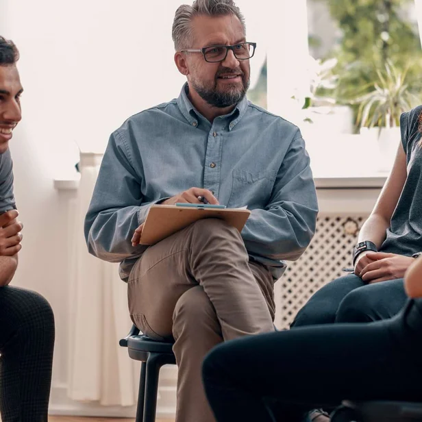 Psychologe führt ein Gruppengespräch mit mehreren Patienten. Psychologe führt ein Gruppengespräch mit mehreren Patienten.