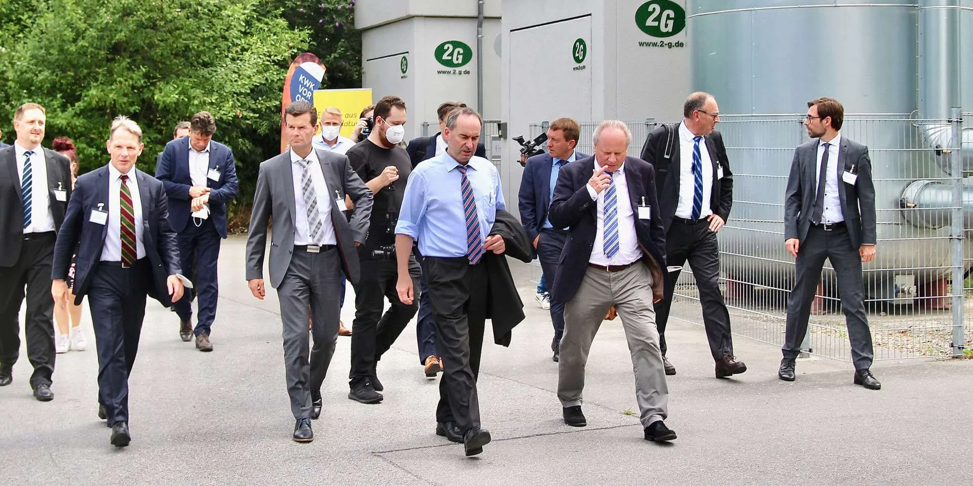 Hubert Aiwagner (Mitte) beim Besuch des Blockheizkraftwerks der Johannesbad Fachklinik in Bad Füssing Hubert Aiwagner (Mitte) beim Besuch des Blockheizkraftwerks der Johannesbad Fachklinik in Bad Füssing