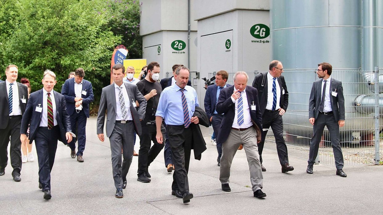 Hubert Aiwagner (Mitte) beim Besuch des Blockheizkraftwerks der Johannesbad Fachklinik in Bad Füssing