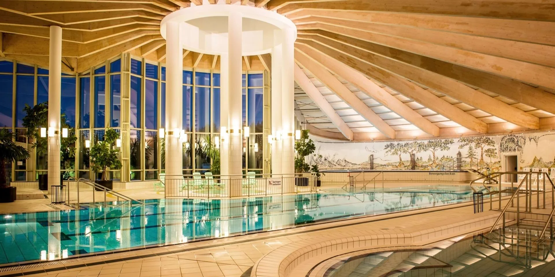 Innenpool in der Johannesbad Fachklinik Raupennest, Ostdeutschlands erstem Zentrum für Contergangeschädigte Innenpool in der Johannesbad Fachklinik Raupennest, Ostdeutschlands erstem Zentrum für Contergangeschädigte