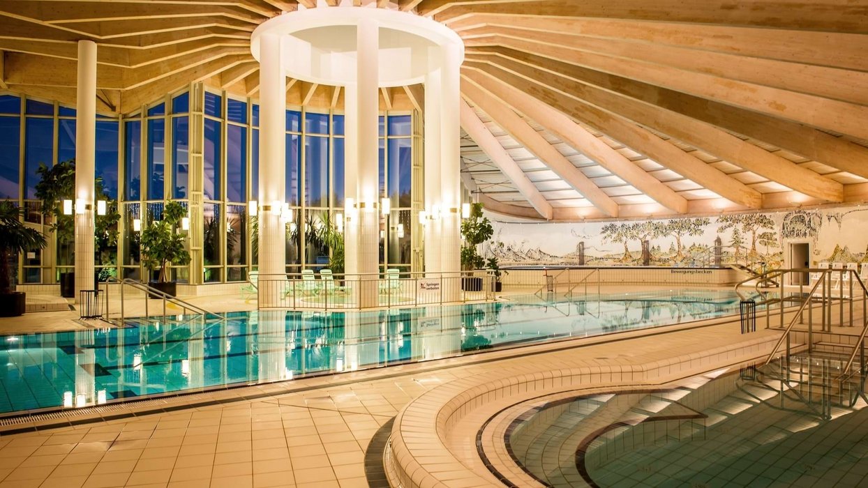 Innenpool in der Johannesbad Fachklinik Raupennest, Ostdeutschlands erstem Zentrum für Contergangeschädigte