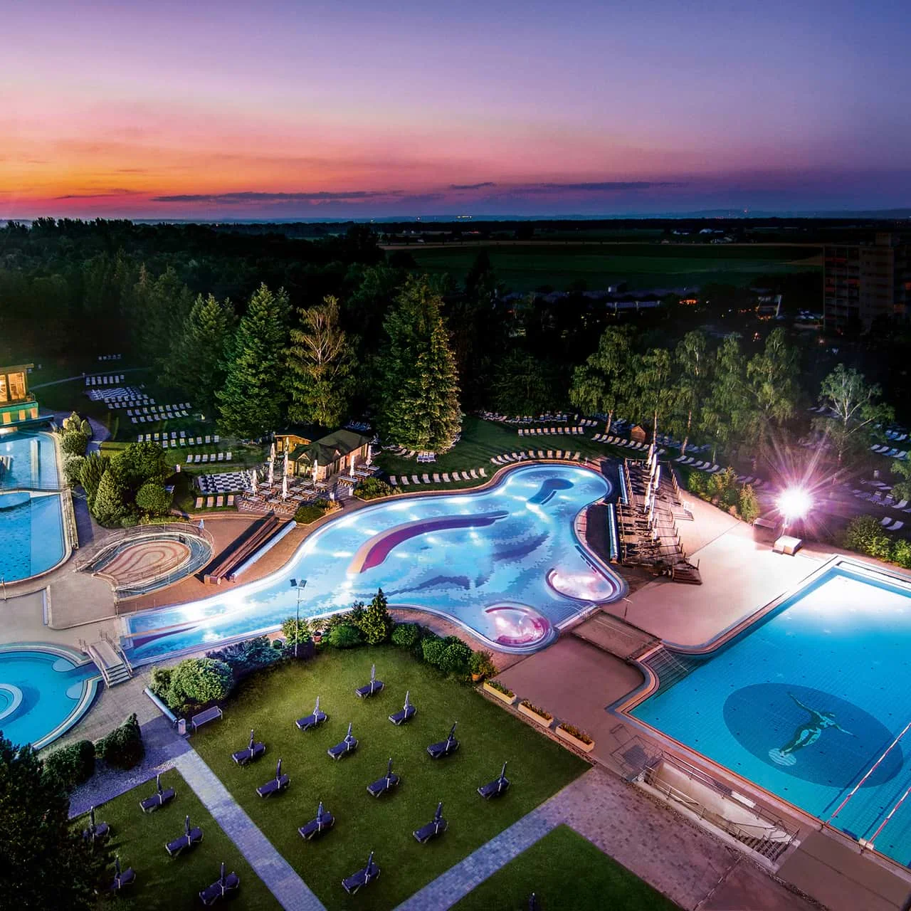 Abendaufnahme der Johannesbad Therme in Bad Füssing aus der Luft