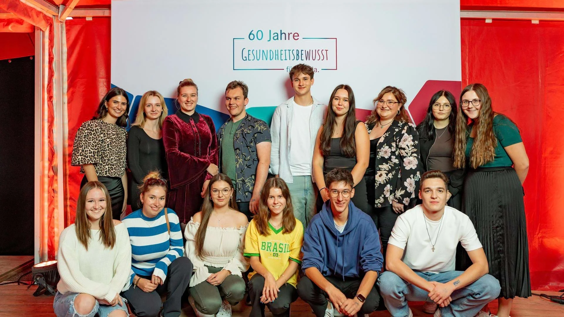 Sarah Tischler mit ihrer Azubigruppe auf der 60-Jahr-Feier der Johannesbad Gruppe. Sarah Tischler mit ihrer Azubigruppe auf der 60-Jahr-Feier der Johannesbad Gruppe.