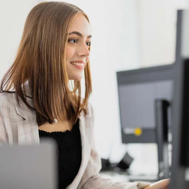 Werkstudentin arbeitet am Computer im Büro. Werkstudentin arbeitet am Computer im Büro.