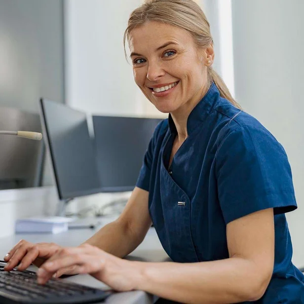 Medizinische Fachangestellte arbeitet am Computer im Praxisalltag. Medizinische Fachangestellte arbeitet am Computer im Praxisalltag.