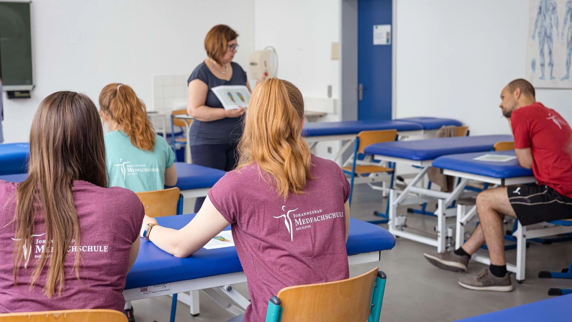 Schüler der Medfachschule in Bad Elster sitzen an Therapieliegen.