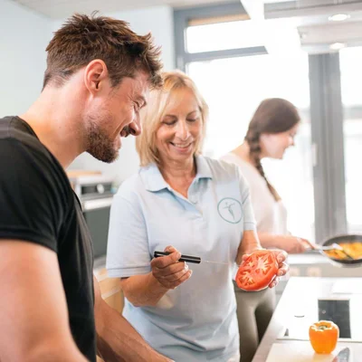 Patient mit Diabetes und Ernährungsberaterin in Lehrküche