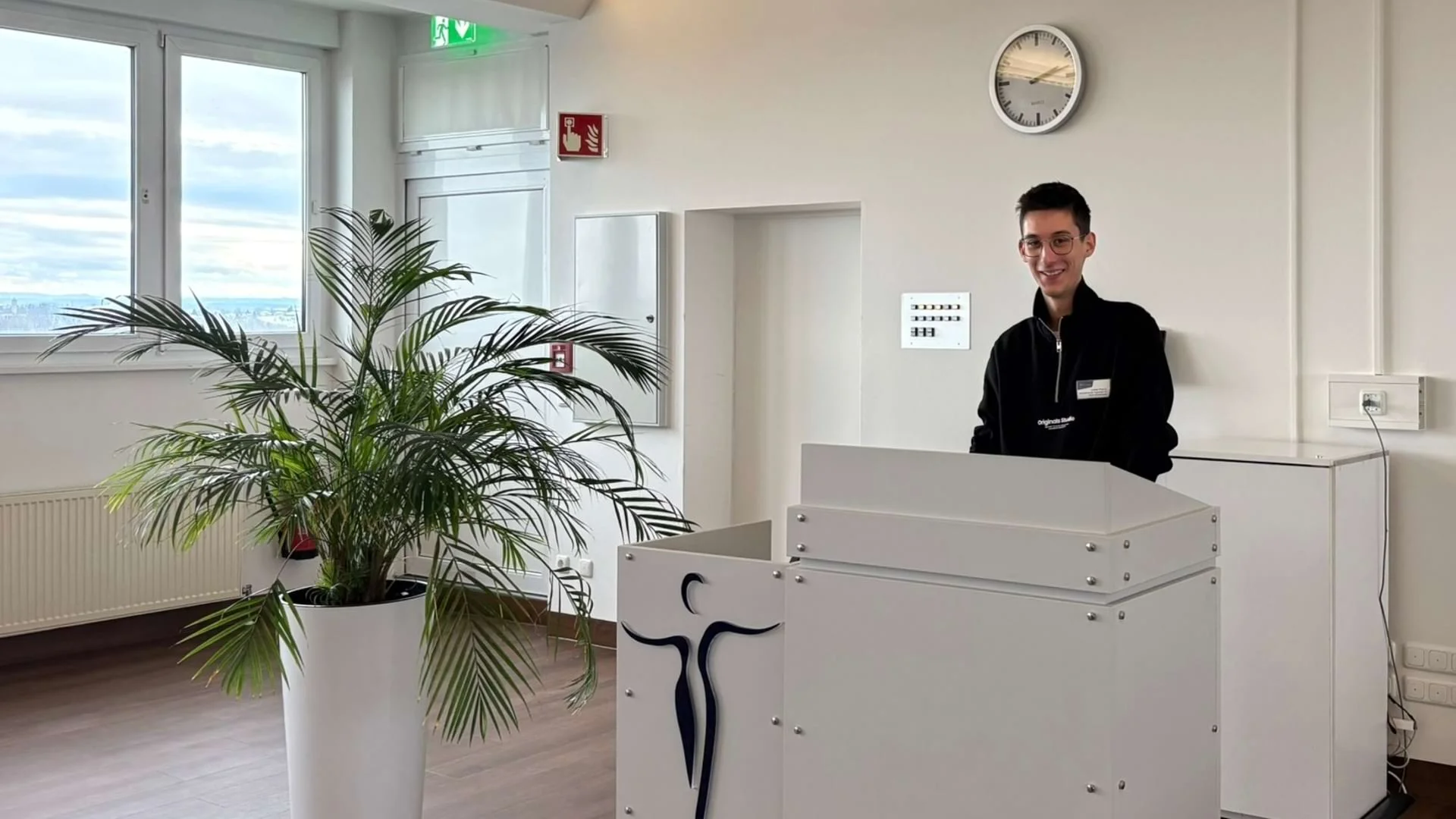 Der Auszubildende Kaufmann im Gesundheitswesen Lukas Peschl steht am Pult und hält den Begrüßungsvortrag. Der Auszubildende Kaufmann im Gesundheitswesen Lukas Peschl steht am Pult und hält den Begrüßungsvortrag.