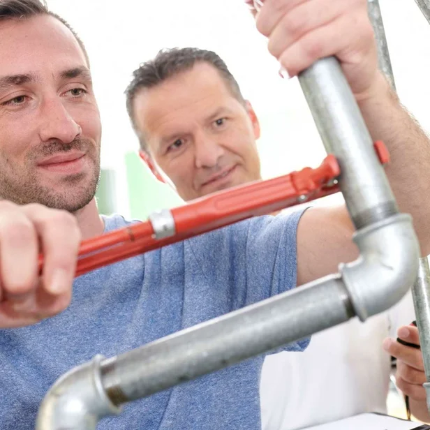 Haustechniker installieren Rohrleitungen. Haustechniker installieren Rohrleitungen.