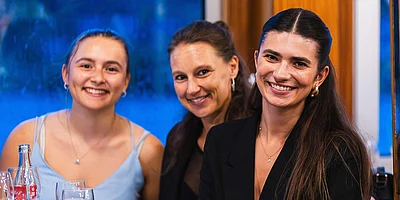Sarah Tischler mit zwei Kolleginnen auf dem Sommerfest der Johannesbad Holding.
