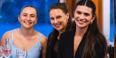 Sarah Tischler mit zwei Kolleginnen auf dem Sommerfest der Johannesbad Holding. Sarah Tischler mit zwei Kolleginnen auf dem Sommerfest der Johannesbad Holding.