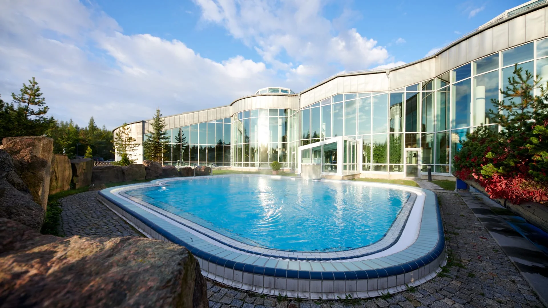 Außenbecken des Bades im Johannesbad Gesundheitszentrum Raupennest