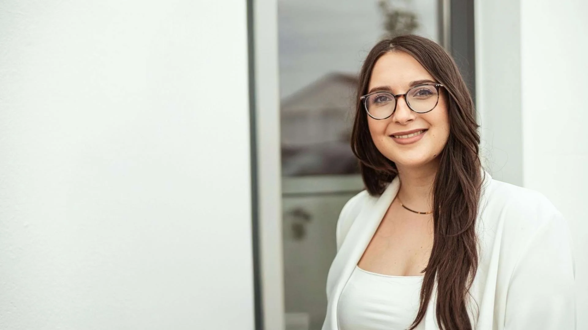 Melek Ali ist im Porträt zu sehen und blickt freundlich in die Kamera.