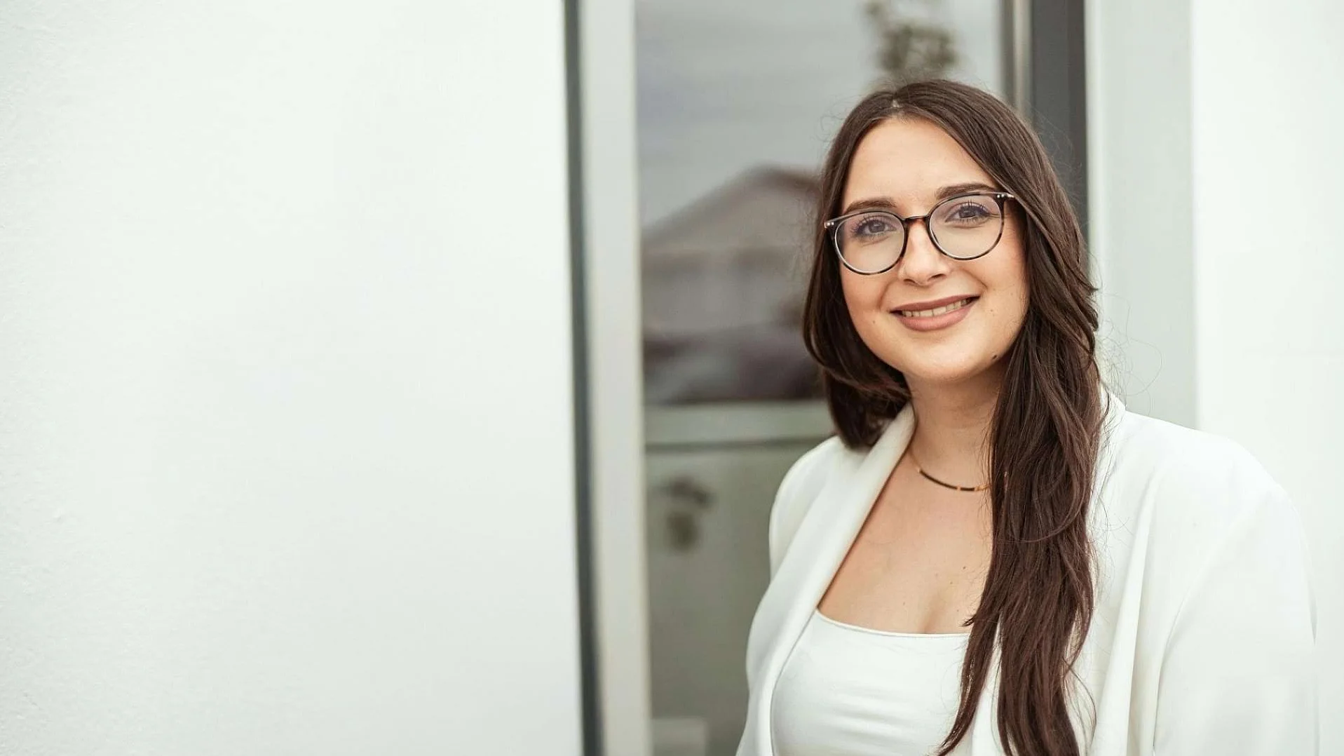 Melek Ali ist im Porträt zu sehen und blickt freundlich in die Kamera. Melek Ali ist im Porträt zu sehen und blickt freundlich in die Kamera.