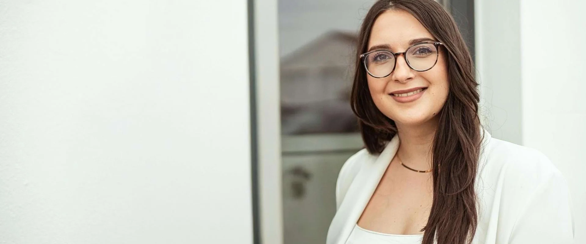 Melek Ali ist im Porträt zu sehen und blickt freundlich in die Kamera. Melek Ali ist im Porträt zu sehen und blickt freundlich in die Kamera.