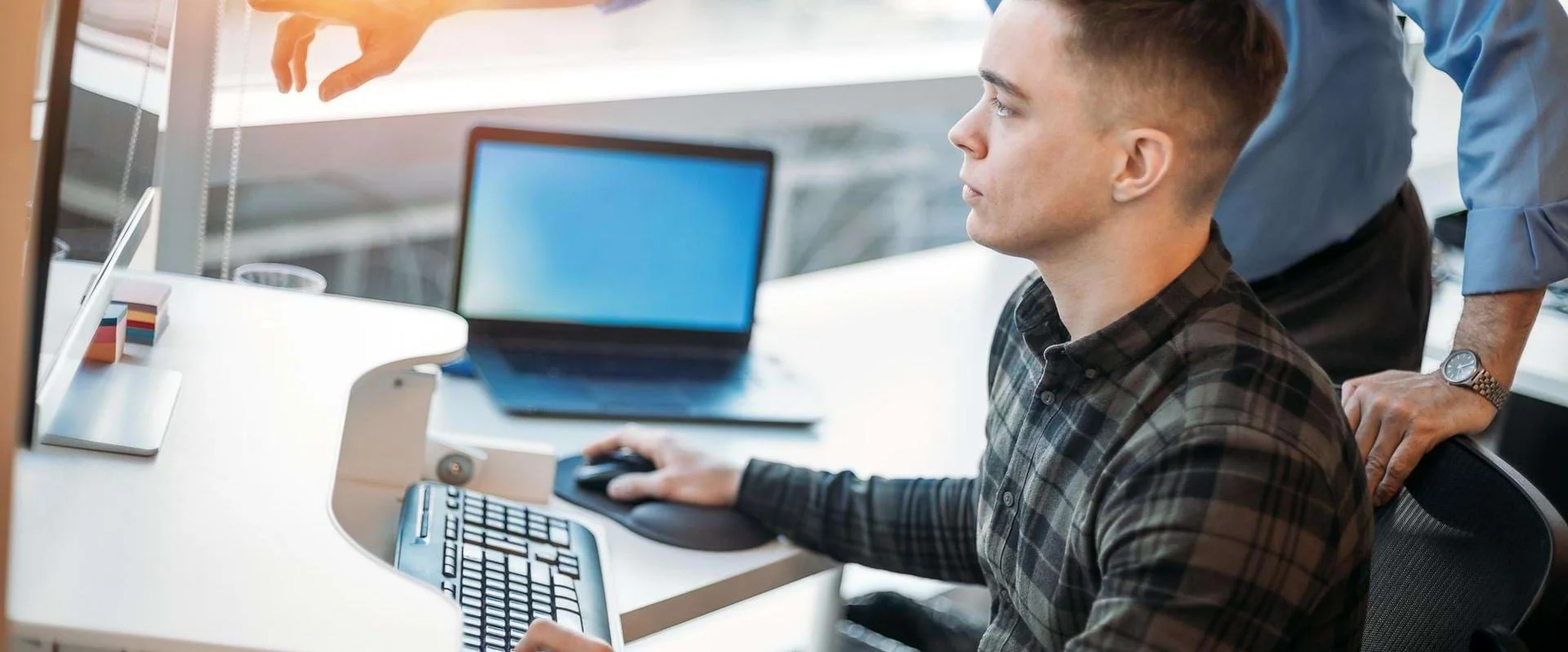 Auszubildender Fachinformatiker für Systemintegration arbeitet am Arbeitsplatz mit IT-Technik.