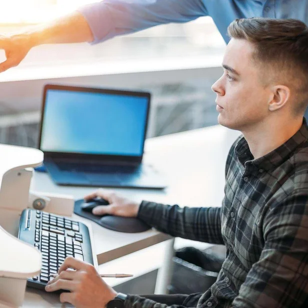 Auszubildender Fachinformatiker für Systemintegration arbeitet am Arbeitsplatz mit IT-Technik. Auszubildender Fachinformatiker für Systemintegration arbeitet am Arbeitsplatz mit IT-Technik.