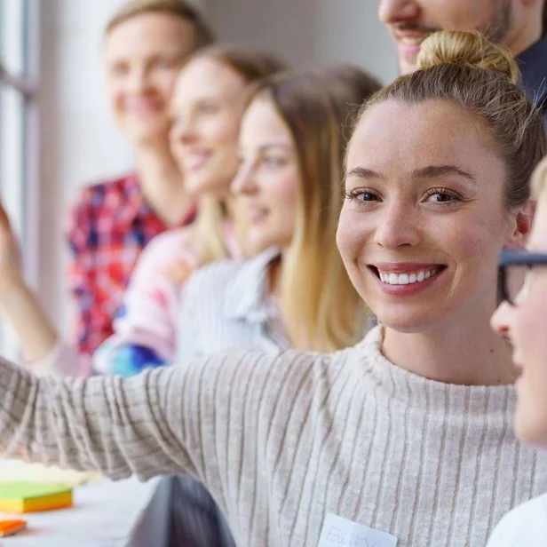 Therapeutische Leitung arbeitet mit einem Team an einer Pinnwand mit Post-its. Therapeutische Leitung arbeitet mit einem Team an einer Pinnwand mit Post-its.
