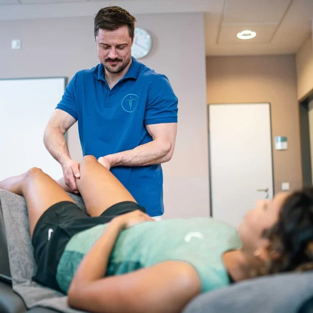 Physiotherapeut der Johannesbad ambulante Reha nimmt Lymphdrainage an Patientin vor Physiotherapeut der Johannesbad ambulante Reha nimmt Lymphdrainage an Patientin vor