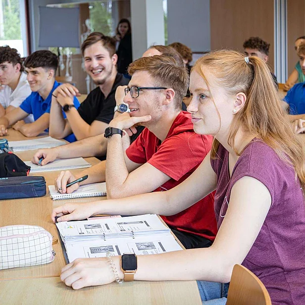 Schülerin Mirjam Dörfel von der Johannesbad Medfachschule im Klassenzimmer. Schülerin Mirjam Dörfel von der Johannesbad Medfachschule im Klassenzimmer.