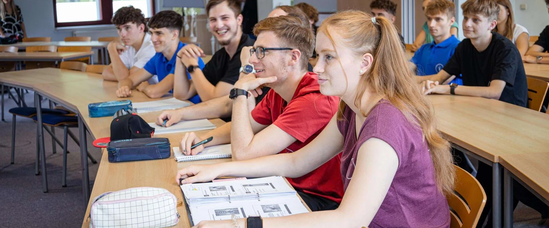 Schülerin Mirjam Dörfel von der Johannesbad Medfachschule im Klassenzimmer.