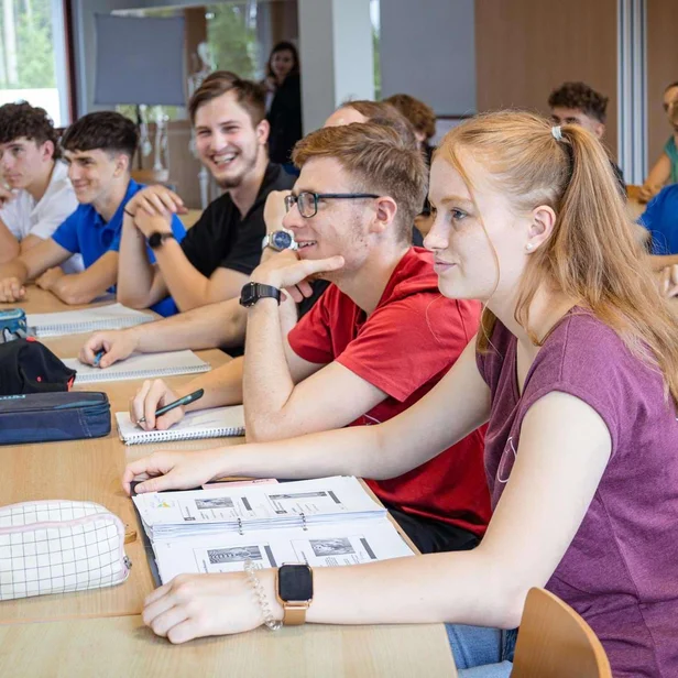 Schülerin Mirjam Dörfel von der Johannesbad Medfachschule im Klassenzimmer.
