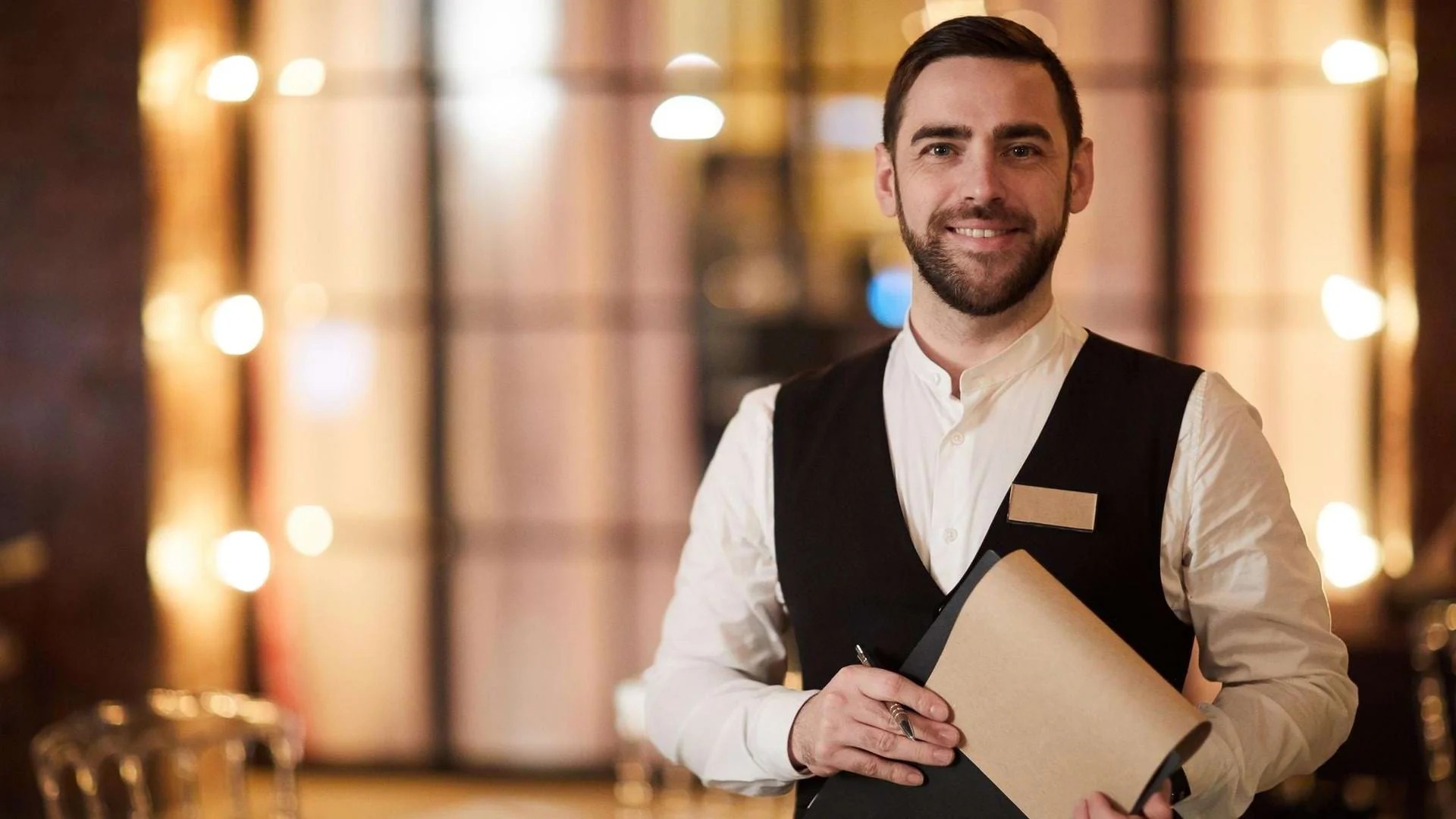 Fachkraft für Restaurants und Veranstaltungsgastronomie übernimmt Aufgaben in der Serviceleitung. Fachkraft für Restaurants und Veranstaltungsgastronomie übernimmt Aufgaben in der Serviceleitung., Bild öffnen