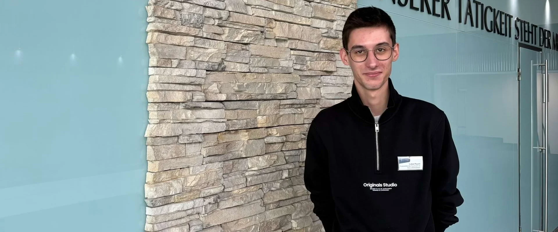 Der Auszubildende Kaufmann im Gesundheitswesen Lukas Peschl im Portrait. Der Auszubildende Kaufmann im Gesundheitswesen Lukas Peschl im Portrait.