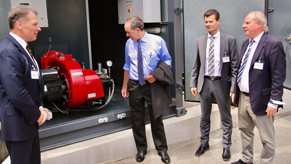 Hubert Aiwagner betrachtet Blockheizkraftwerks der Johannesbad Fachklinik in Bad Füssing Hubert Aiwagner betrachtet Blockheizkraftwerks der Johannesbad Fachklinik in Bad Füssing