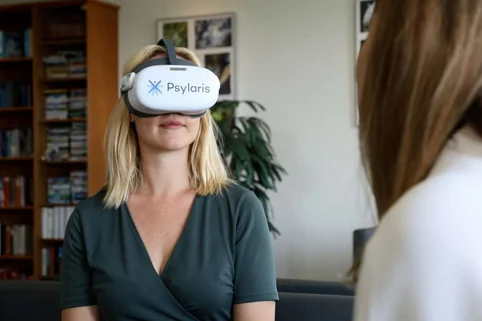 Patientin der Johannesbad Kliniken mit einer VR-Brille Patientin der Johannesbad Kliniken mit einer VR-Brille