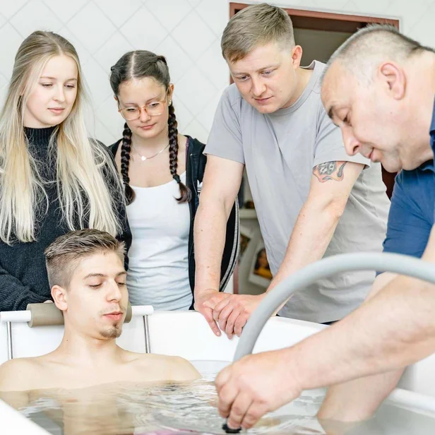 Lehrer erklärt Schülern eine Behandlung in der Wanne in der Ausbildung zum Masseur und medizinischen Bademeister. Lehrer erklärt Schülern eine Behandlung in der Wanne in der Ausbildung zum Masseur und medizinischen Bademeister.