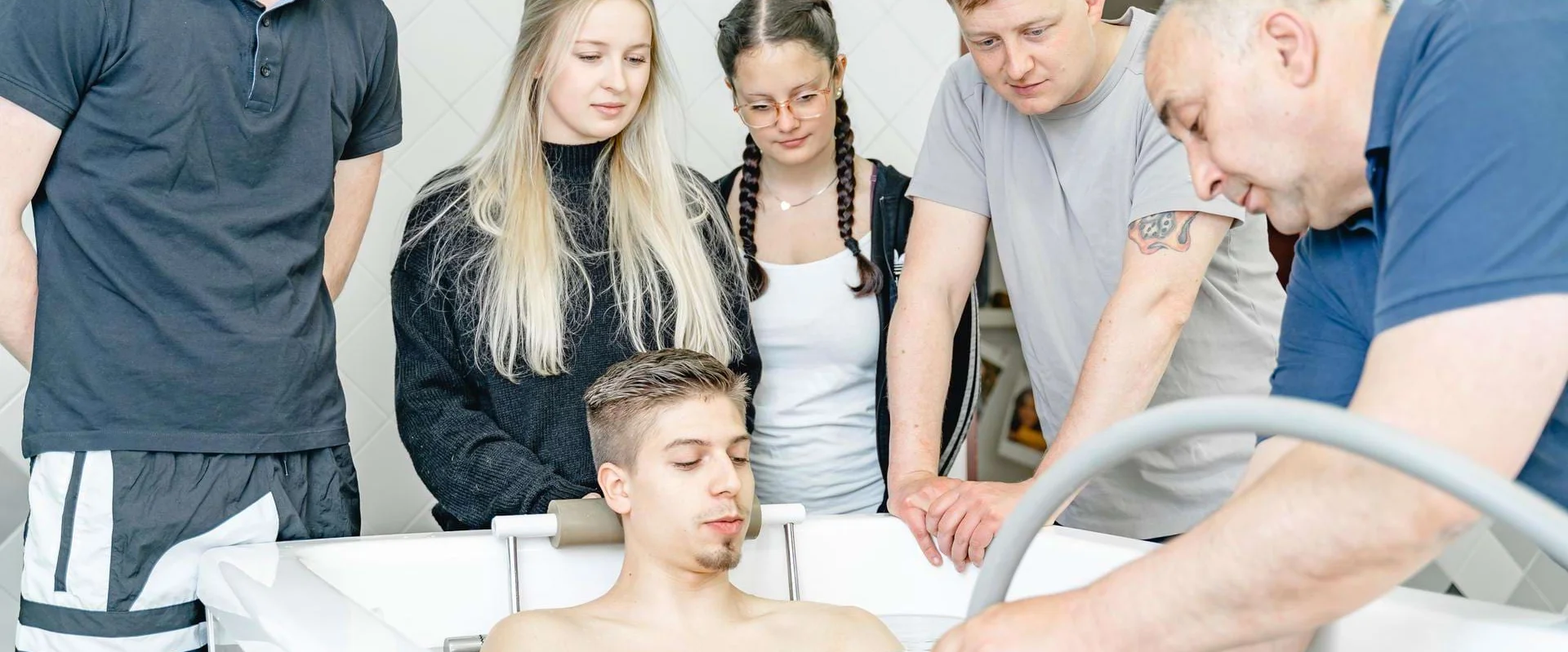 ausbildung-masseur-medizinischer-bademeister-schueler-wanne-lehrer-erklaert