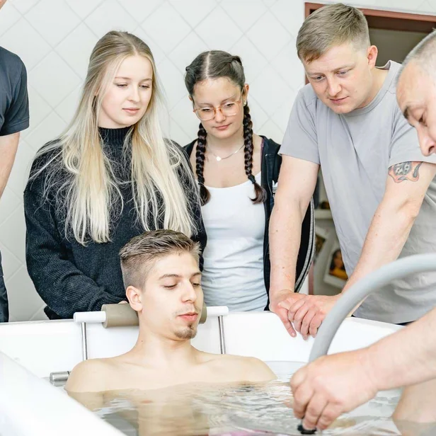 Lehrer erklärt Schülern eine Behandlung in der Wanne in der Ausbildung zum Masseur und medizinischen Bademeister. Lehrer erklärt Schülern eine Behandlung in der Wanne in der Ausbildung zum Masseur und medizinischen Bademeister.
