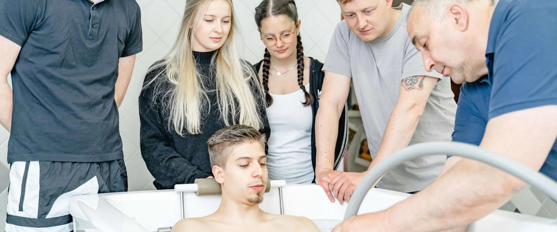 Lehrer erklärt Schülern eine Behandlung in der Wanne in der Ausbildung zum Masseur und medizinischen Bademeister. ausbildung-masseur-medizinischer-bademeister-schueler-wanne-lehrer-erklaert