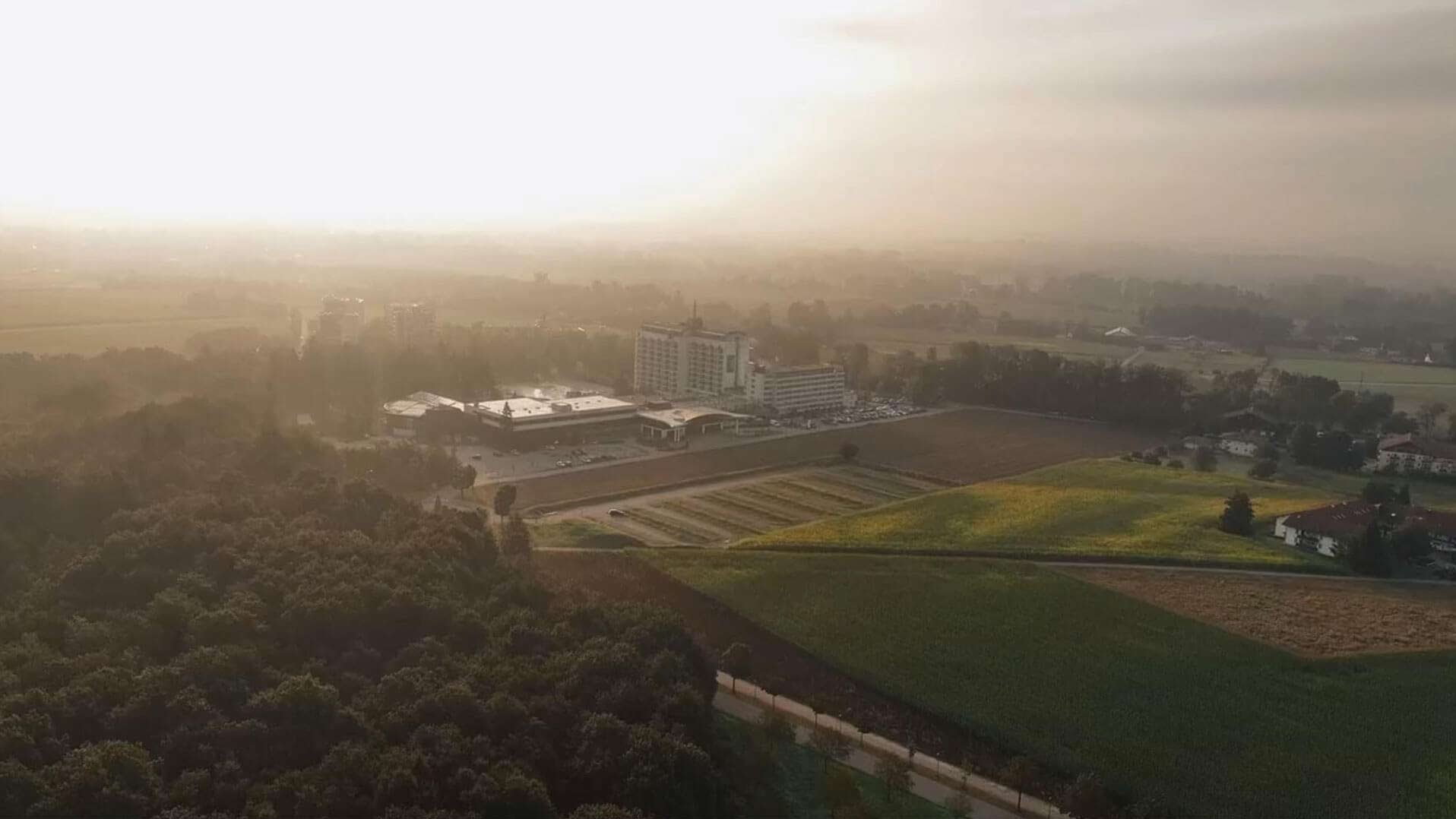 Luftaufnahme von Bad Füssing in Morgensonne
