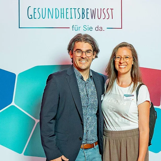 Dr. med Timo Donate, leitender Oberarzt Johannesbad Fachklinik Saarschleife, mit Kollegin vor Fotowand. Dr. med Timo Donate, leitender Oberarzt Johannesbad Fachklinik Saarschleife, mit Kollegin vor Fotowand.