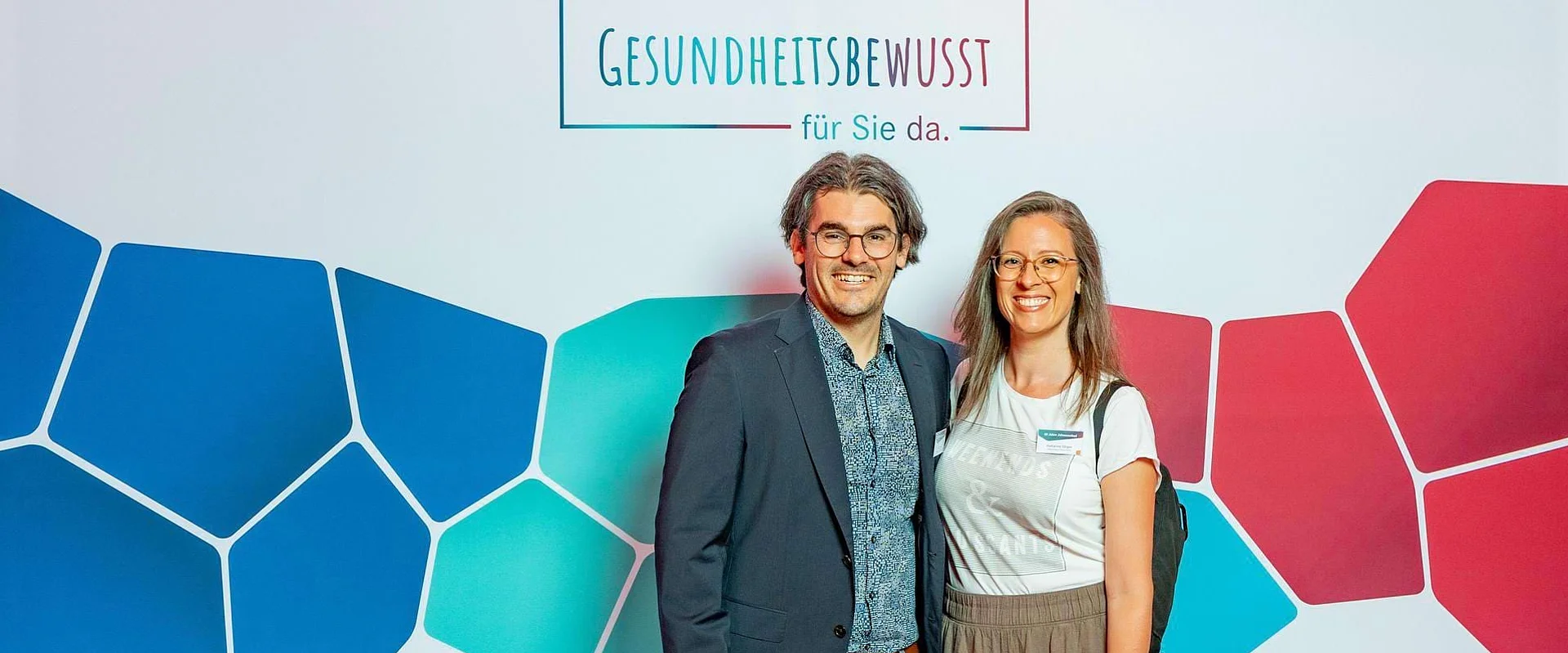 Dr. med Timo Donate, leitender Oberarzt Johannesbad Fachklinik Saarschleife, mit Kollegin vor Fotowand. Dr. med Timo Donate, leitender Oberarzt Johannesbad Fachklinik Saarschleife, mit Kollegin vor Fotowand.