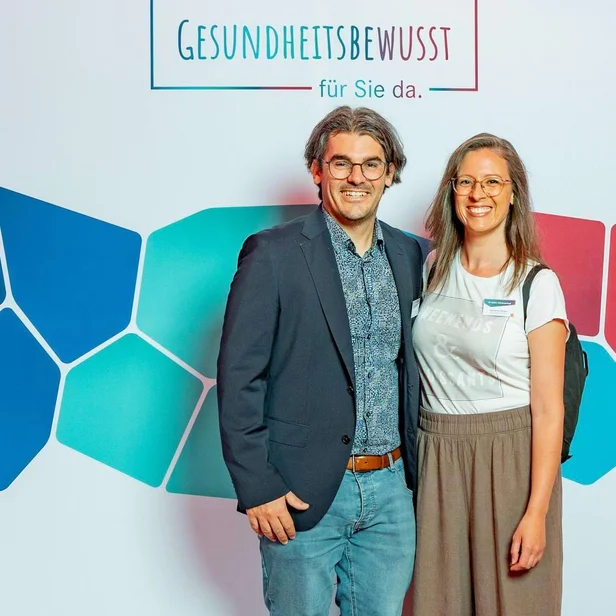 Dr. med  Timo Donate, leitender Oberarzt Johannesbad Fachklinik Saarschleife, mit Kollegin vor Fotowand.