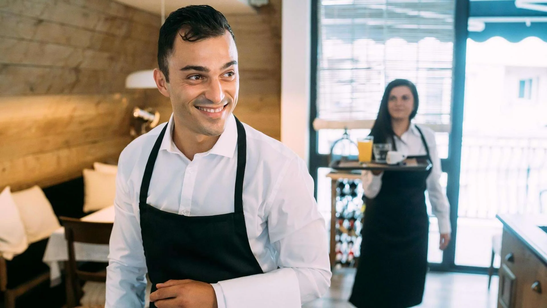 Auszubildende zur Fachkraft für Gastronomie arbeiten im Servicebereich und sammeln praxisnahe Erfahrungen in der Gastronomie., Bild öffnen