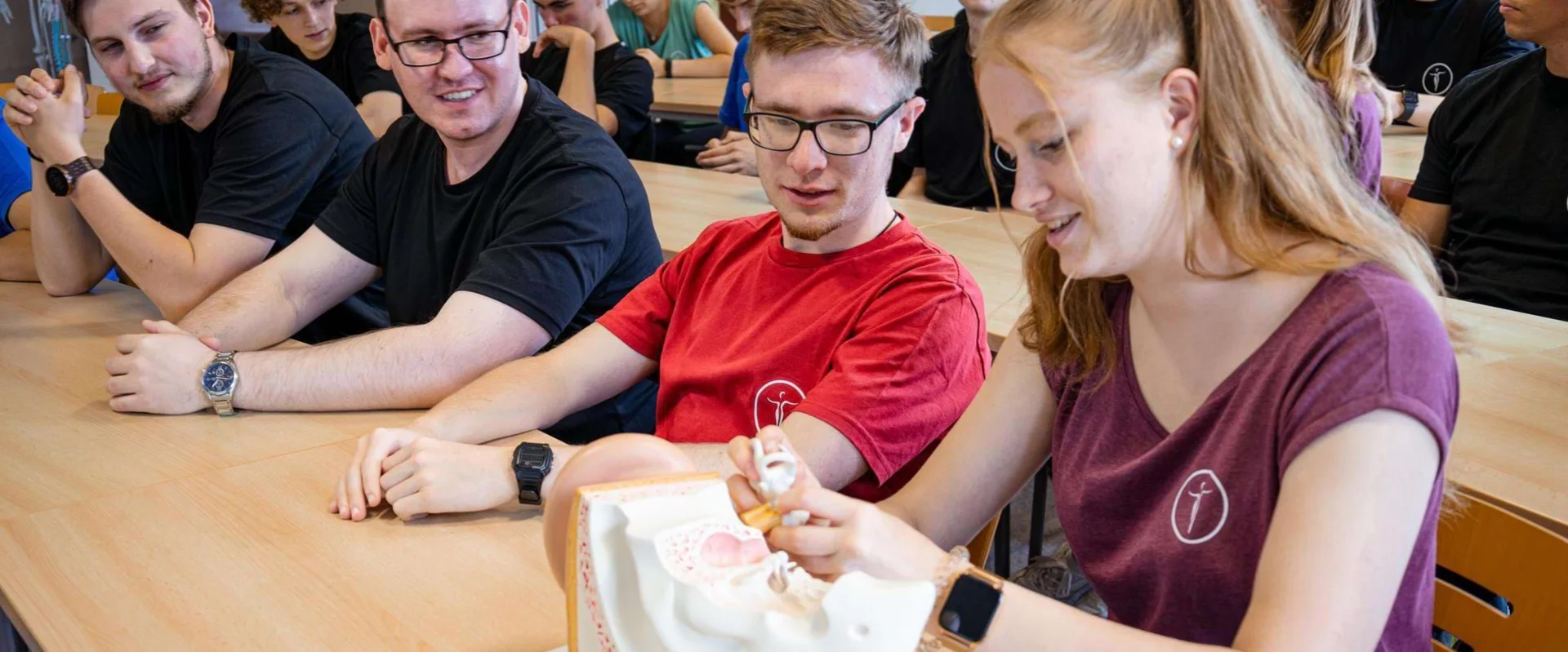 Studierende im dualen Studium Therapie- und Pflegewissenschaften lernen im Anatomiekurs praxisnah den menschlichen Körper kennen. Studierende im dualen Studium Therapie- und Pflegewissenschaften lernen im Anatomiekurs praxisnah den menschlichen Körper kennen.