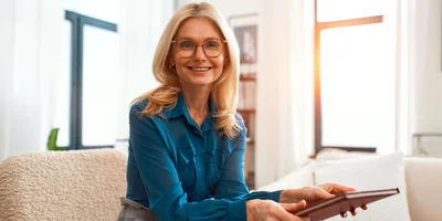 Frau Wegener, Psychologin Fachklinik Johannesbad Ostseestrand, hält Notizblock und lächelt. Frau Wegener, Psychologin Fachklinik Johannesbad Ostseestrand, hält Notizblock und lächelt.
