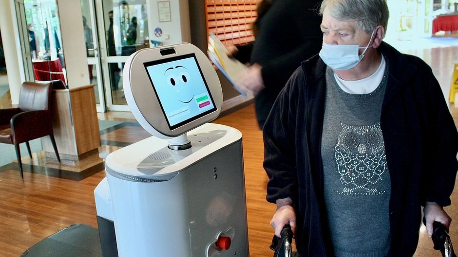 Roboter in der Johannesbad Fachklinik Saarschleife erklärt Patientin den Weg Roboter in der Johannesbad Fachklinik Saarschleife erklärt Patientin den Weg