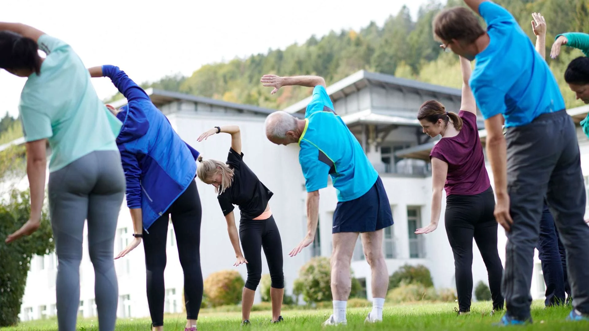 Christina Kopp in Gruppe, die Gymnastik macht.